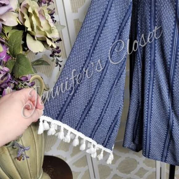 Romeo & Juliet Couture Blue Cold Shoulder Fringe Tassel Tie Boho Top Size L - Picture 7 of 13